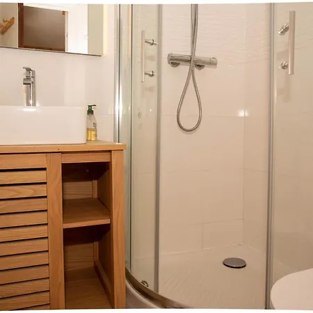 Avec Terrasse, Centre Ville, Climatisation, Parking - Fr-1-803-86 * Le Lavandou